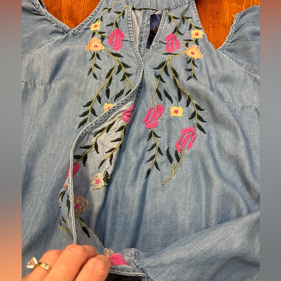 Francesca’s Blue Rain Size M Floral Embroidered Chambray Denim Cold Shoulder Top - Picture 4 of 12